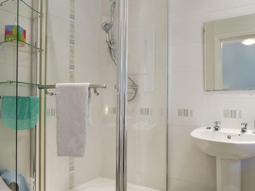 La salle de bains est pourvue d'une douche et d'un lavabo. dans l'établissement Bards Well, à Stratford-upon-Avon