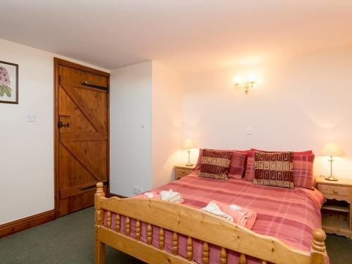 索爾漢的住宿－Mallards，一间卧室配有一张床、两盏灯和一扇门