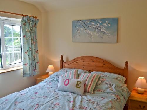 um quarto com uma cama com uma cabeceira de madeira em No 2 Flowery Bank em Malton