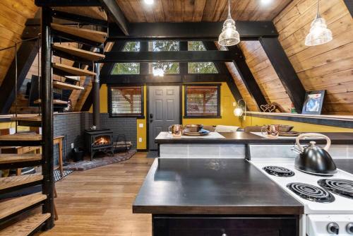 eine Küche mit einem Kochfeld im Zimmer in der Unterkunft Epic view A-frame - Hot-tub, Firepit, & Fireplace in Granite Falls