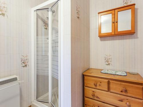 łazienka z prysznicem i drewnianą komodą w obiekcie Creagan Ruadh w mieście Kintail