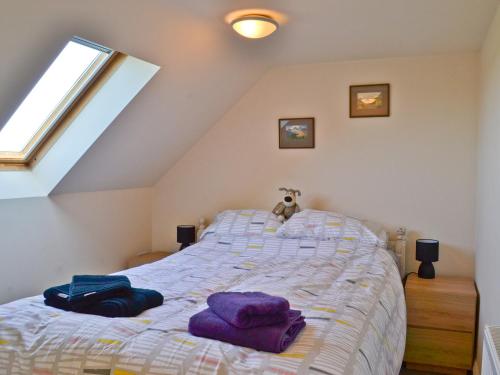 1 dormitorio con 1 cama con 2 almohadas en Dale View Barn en Lusby
