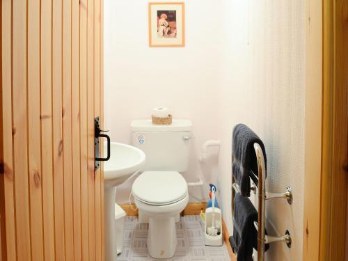 uma casa de banho com um WC e um lavatório em Mill Cottage em John o' Groats