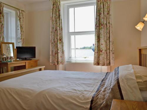 1 dormitorio con cama y ventana en Flaxmans en Parkham