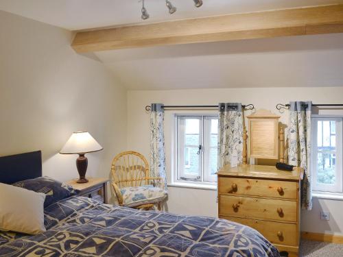 PembridgeにあるLittle Hazeldeneのベッドルーム1室(ベッド1台、ドレッサー、窓付)