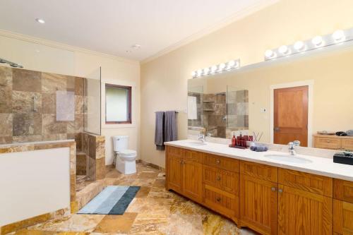 a large bathroom with a sink and a toilet at Season Premiere Winery-Bed & Breakfast in vineyard in Abbotsford