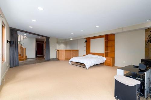 een slaapkamer met een bed, een bureau en een televisie bij Season Premiere Winery-Bed & Breakfast in vineyard in Abbotsford
