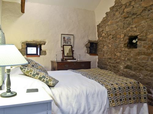 Llwyn-DafyddにあるTy Christianの石壁のベッドルーム1室(ベッド1台付)