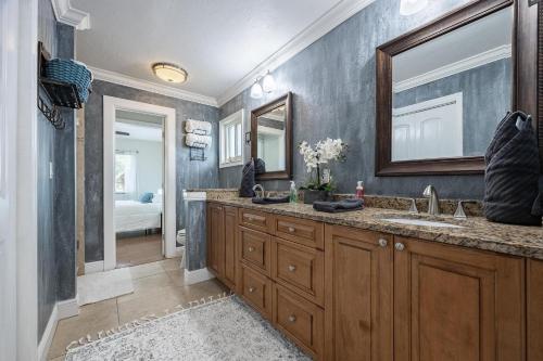 Koupelna v ubytování Aqua Escape - Cape Coral - Roelens Vacations Gulf Access- Minutes to the River- Kayaks-Dog Friendly