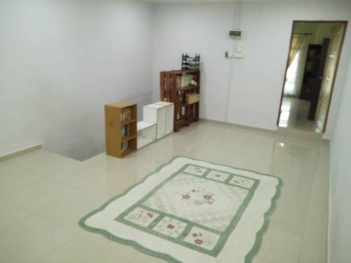 莎阿南的住宿－homestay subang，一间客厅,地板上铺有地毯