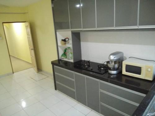 Η κουζίνα ή μικρή κουζίνα στο homestay subang