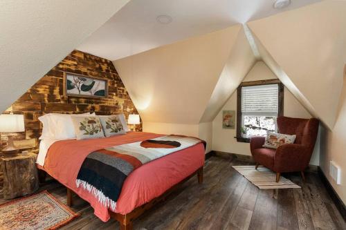 - une chambre avec un lit et une chaise dans l'établissement Stilly River Haus - Hot-tub-Firepit-Fireplace, à Granite Falls