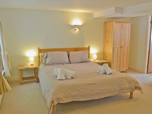 1 dormitorio con 1 cama grande y toallas. en Hope Cottage, en Lindale