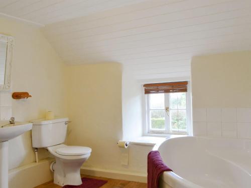 Langton MatraversにあるMulberry Cottage - 27905のバスルーム(トイレ、バスタブ、シンク付)