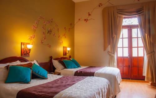 - une chambre avec 2 lits et une fenêtre dans l'établissement Hotel Campanario, à Cuenca