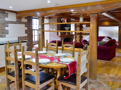 - une salle à manger avec une table et des chaises dans l'établissement Bridge House - Ukc1340, à North Molton