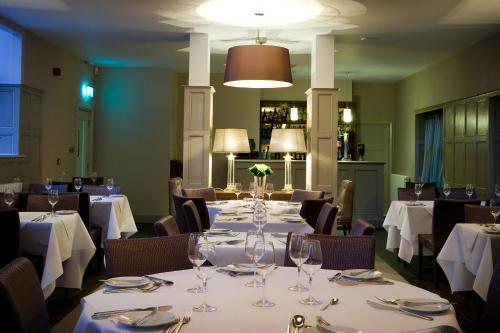 Restoran atau tempat lain untuk makan di Castle Hotel & Apartments