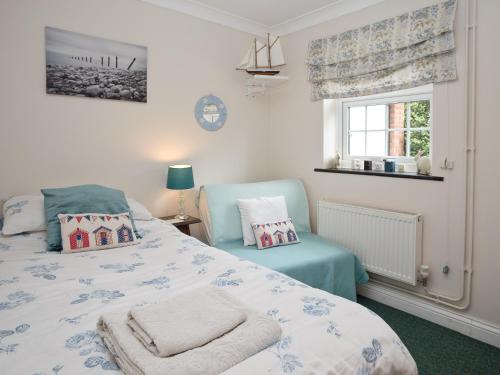 a bedroom with a bed and a window at Crabtrees in Ringstead