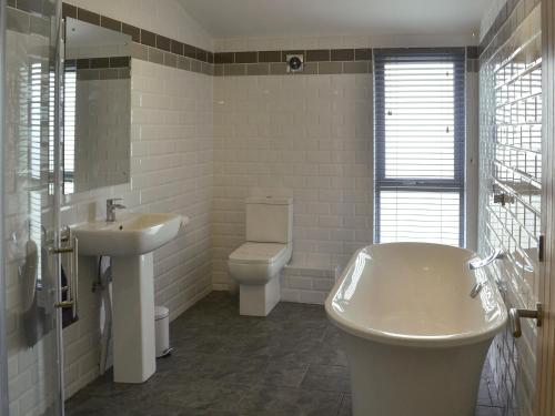 ein weißes Bad mit einem Waschbecken und einem WC in der Unterkunft Heartwell Cottage in Wolsingham