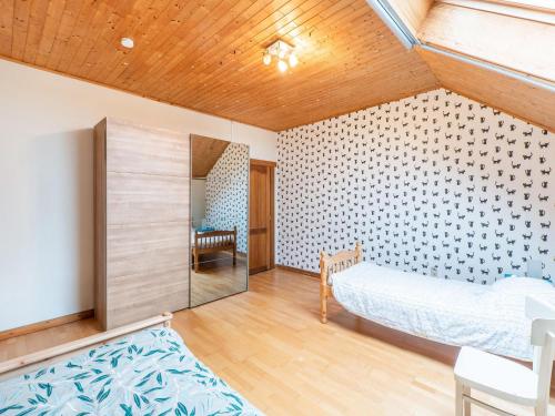 um quarto com uma cama e uma mesa num quarto em Cozy holiday home in Flemish Brabant with swimming pool em Zoutleeuw