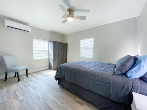 - une chambre avec un lit et un ventilateur de plafond dans l'établissement Ocean Breeze-harrison Ranchhr2, à Visalia
