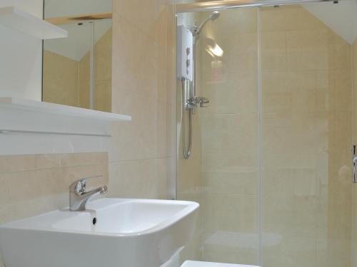 Gorran HavenにあるSeacharmのバスルーム(シャワー、洗面台、トイレ付)