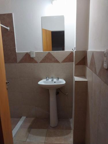 y baño con lavabo y espejo. en LUMINOSO PA en Villa María