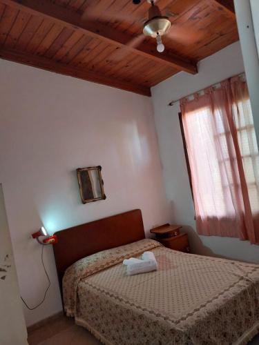 1 dormitorio con cama y ventana en LUMINOSO PA en Villa María