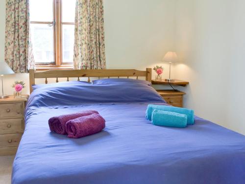 2 poduszki na łóżku w sypialni w obiekcie Stable Cottage w mieście Ticehurst