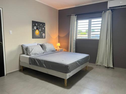 Ένα ή περισσότερα κρεβάτια σε δωμάτιο στο Cataleya Apartments Near Airport