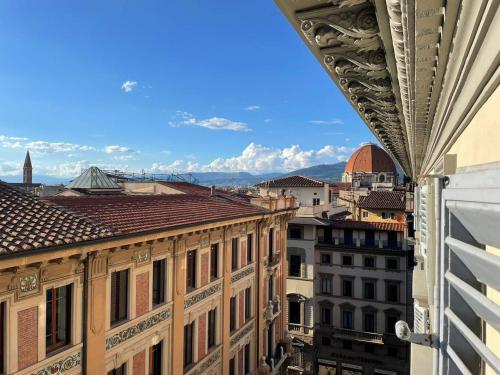 d'un balcon offrant une vue sur la ville. dans l'établissement [Maison] Brunelleschi - 50m dal Duomo, Ascensore, à Florence