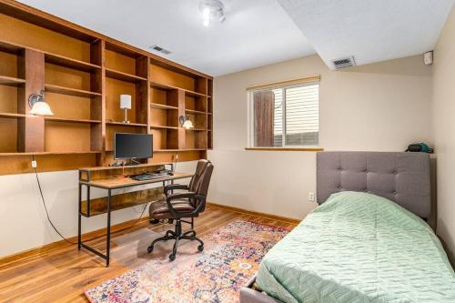 a bedroom with a bed and a desk with a computer at Spacious home, gameroom, 9mi GEG, 5mi downtown, 5mi to hospitals, close to all universities in Spokane Valley