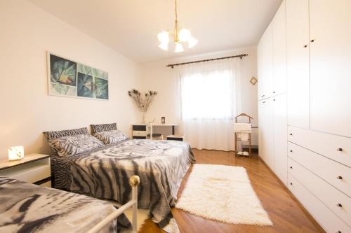 - une chambre avec 2 lits et une fenêtre dans l'établissement B&B Le Tre Grazie, à San Martino di Lupari