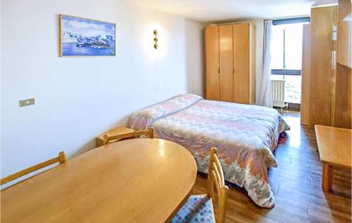 een kamer met een bed en een tafel in een kamer bij Lovely Apartment In Vason With Kitchen in Vason