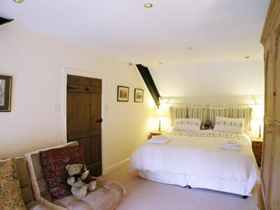 CoultonにあるHighfield Barnのベッドルーム1室(ベッド1台、椅子にクマ1匹付)