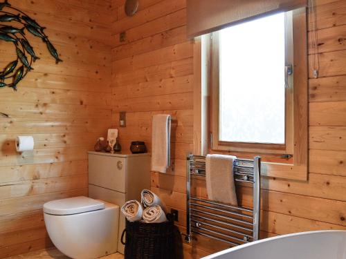 DyffrynにあるTy Prenの木製バスルーム(トイレ付)、窓が備わります。