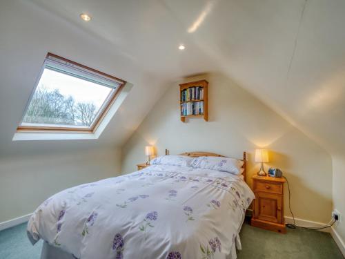 una camera con letto e finestra di Blossom Cottage a Goldsborough