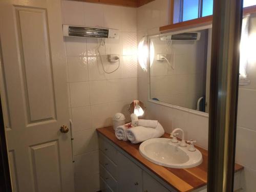 een badkamer met een wastafel en een spiegel bij Breakfast Provisions Provided With Harbour View in Howrah