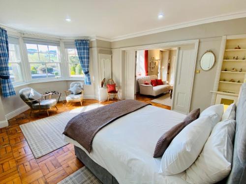 um quarto com uma cama grande e uma sala de estar em The Garden Rooms em Corbridge