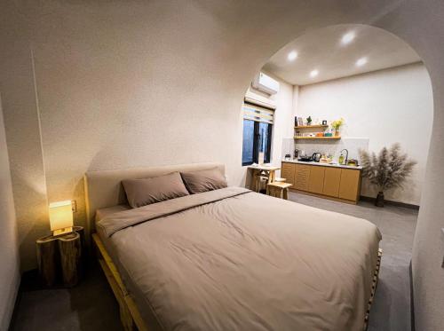 1 dormitorio con 1 cama en una habitación con arco en Lều Vịt Homestay Hải Phòng, en Hạ Lý