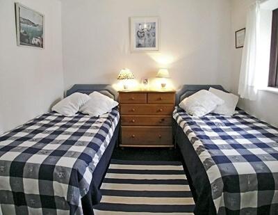 um quarto com 2 camas e uma cómoda em 3 The Coastguards em Downderry