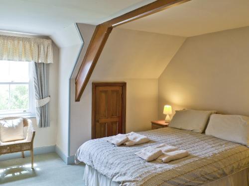 1 dormitorio con 1 cama con toallas en The Limes en Swanwick