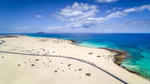 una vista aérea de una playa con el océano en Oasis Fuerteventura, en Corralejo