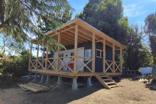 a tiny house is being built in a yard at Cabaña a orilla de playa, Pargua in Pargua