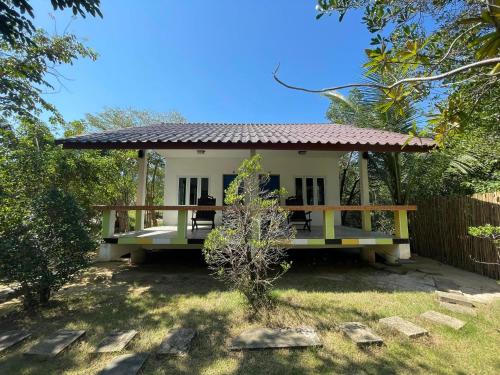 Cette petite maison dispose d'une terrasse couverte. dans l'établissement To sea bed&breakfast by nitipornresort, à Ko Phayam
