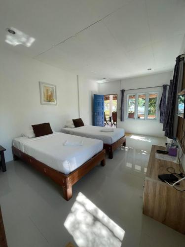 パヤム島にあるTo sea bed&breakfast by nitipornresortのベッド2台が備わる部屋