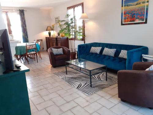 Photo de la galerie de l'établissement Charmante maison avec jardin, 2 terrasses et cheminée, proche Château d'Azay-le-Rideau - FR-1-381-279, à Azay-le-Rideau