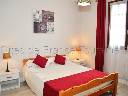 1 dormitorio con 1 cama, 2 lámparas y ventana en Gîte Azay-le-Rideau, 3 pièces, 4 personnes - FR-1-381-279, en Azay-le-Rideau