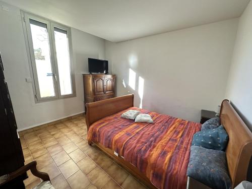 een slaapkamer met een bed en een bank erin bij Maison Port-Vendres, 3 pièces, 4 personnes - FR-1-309-203 in Port-Vendres