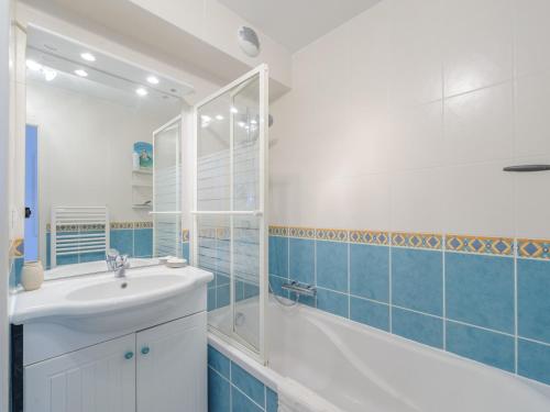 W łazience znajduje się umywalka, wanna i prysznic. w obiekcie Appartement Châtelaillon-Plage, 2 pièces, 4 personnes - FR-1-535-5 w mieście Châtelaillon-Plage